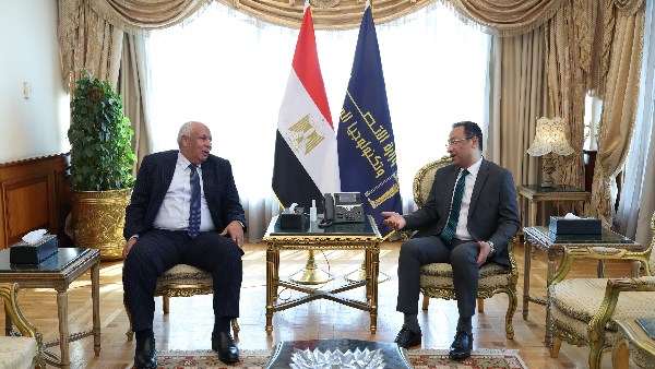وزير الاتصالات يبحث مع محافظ مطروح الموقف التنفيذي لمشروعات الاتصالات وتكنولوجيا المعلومات