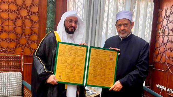 الدكتور ناصر بن مسفر الزهراني يهدي شيخ الأزهر نسخة من كتاب البرنامج اليومي للنبي ﷺ