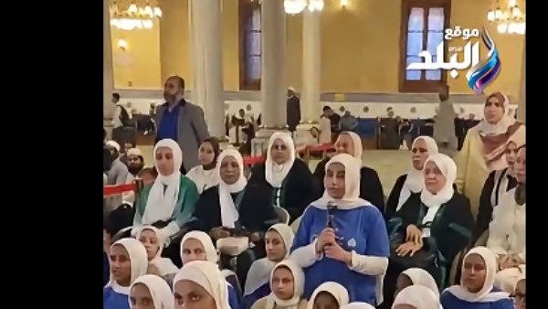 طالبات صغيرات حافظات لاسم النبي ﷺ كاملًا يرددنه في رحاب مسجد الحسين