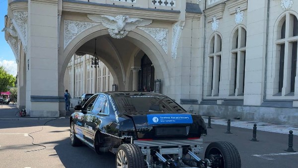 شاهد أغرب سيارة في العالم.. تسير على الأقدام بدلا من العجلات