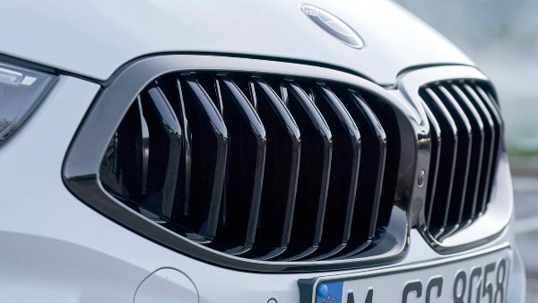 عيب غريب يدفع BMW لاستدعاء 28 ألف سيارة والإصلاح بمادة لاصقة