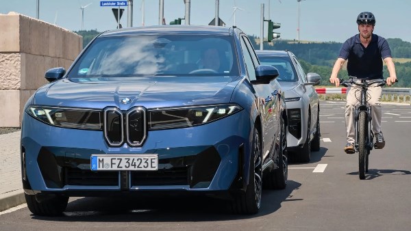 سيارة BMW الجديدة تفرض سيطرتها على السائق وتمنعه من فتح الباب