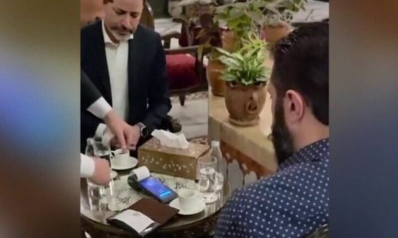 فيديو للشرع يدفع فاتورة مطعم بدمشق.. وحاكم المركزي يعلق
