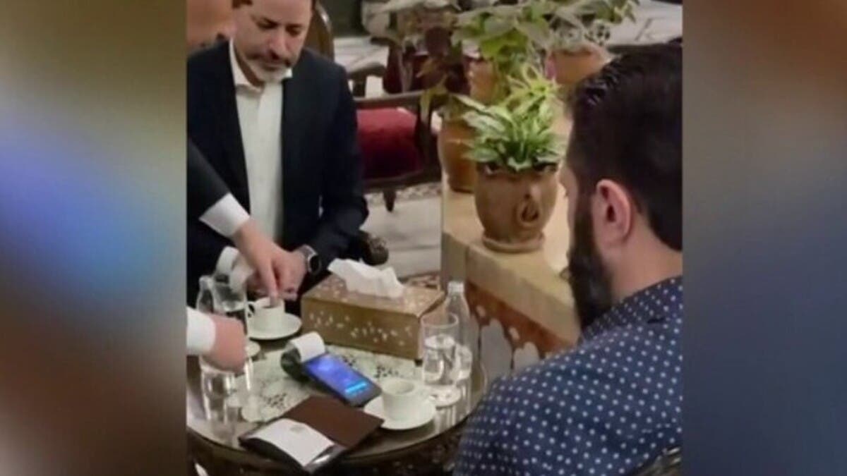 فيديو للشرع يدفع فاتورة مطعم بدمشق.. وحاكم المركزي يعلق