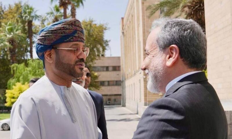 عُمان وإيران ناقشتا “إنشاء ممر ملاحي مؤقت مشترك” في مضيق هرمز