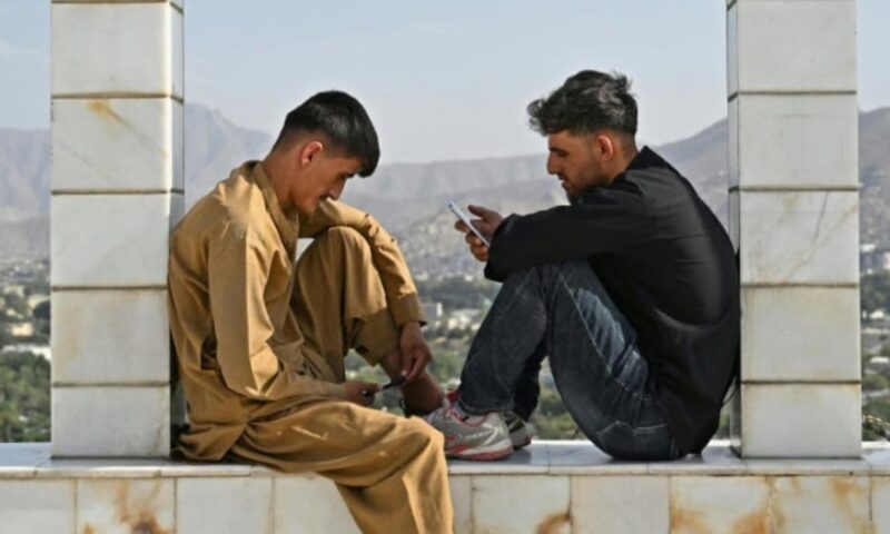 حظر الهواتف الذكية في جامعات أفغانستان يشعل انقسامًا بين الطلاب