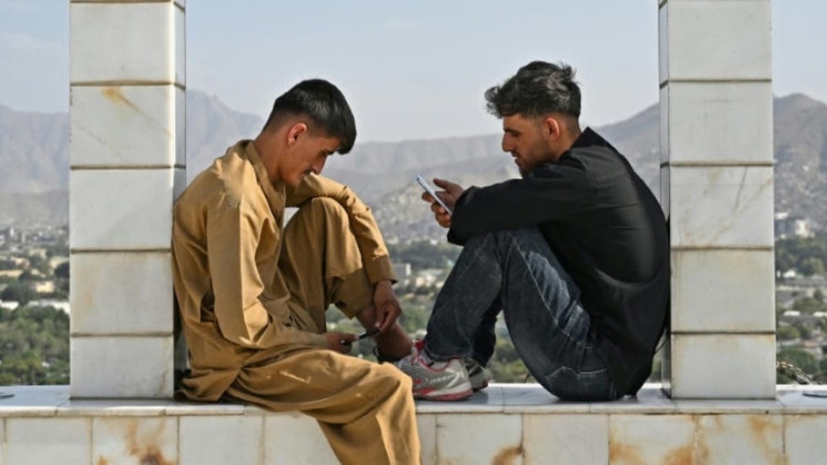 حظر الهواتف الذكية في جامعات أفغانستان يشعل انقسامًا بين الطلاب