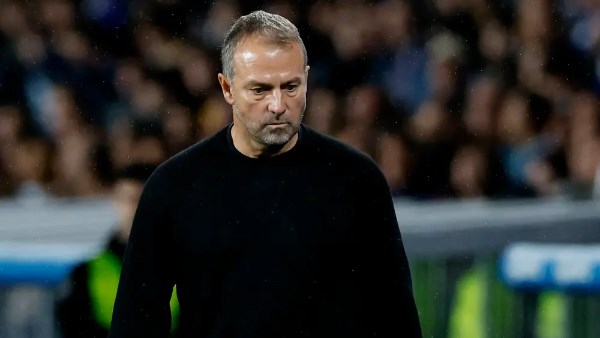 جماهير برشلونة تهاجم فليك بسبب حمزة عبد الكريم.. ماذا حدث؟