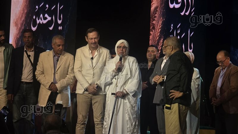 ياسمين الخيام تفاجئ جمهور احتفالية “مدد يا رسول الله” وتتضرع بالدعاء لمصر (صور)