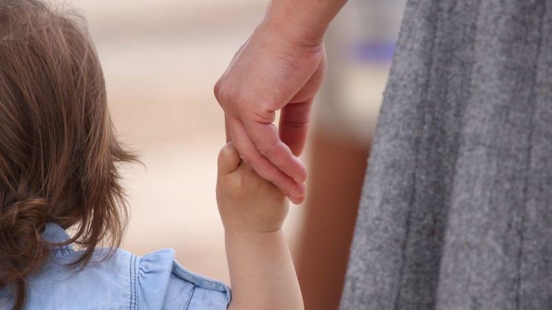 ما ترتيب حضانة الطفل بعد الأم في الشريعة الإسلامية؟ الإفتاء ترد