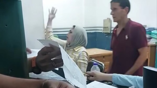 تجاوزات غير مبررة.. تفاصيل تعدي موظفة تأمينات الهرم على مواطن بألفاظ نابية