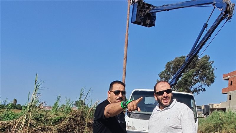 رئيس حي شرق المنصورة يتابع تركيب كشافات الطاقة الشمسية لأول مرة بالدقهلية (صور)