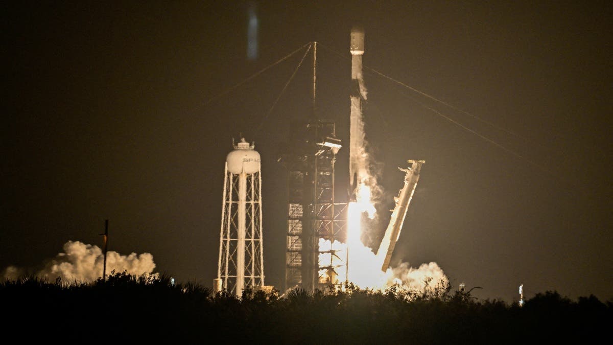 بحجم حافلة.. جزء من صاروخ “سبيس إكس” يرتطم بسطح القمر
