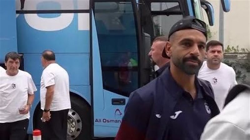 لحظة وصول محمد صلاح رفقة طرابزون سبور إلى إسطنبول لمواجهة قاسم باشا (فيديو)