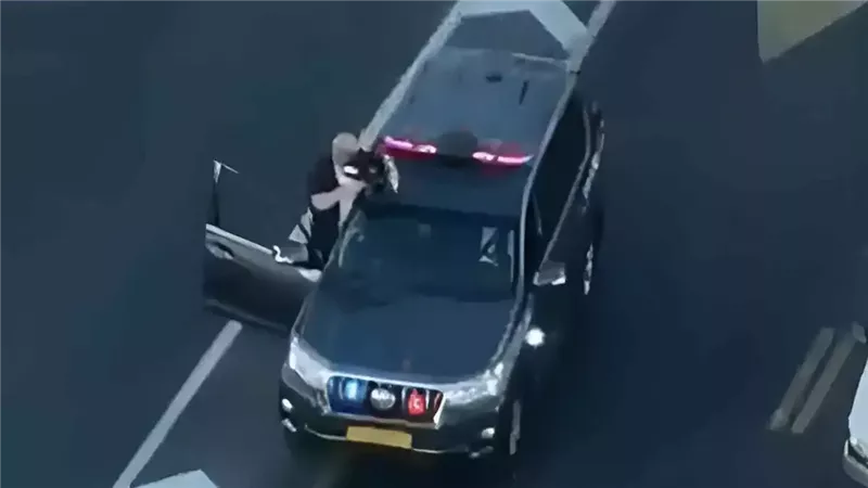 ألاعيب انتخابية أم حدث أمني، حارس نتنياهو بوجه سلاحه نحو “هدف غامض” ويثير الرعب في تل أبيب (فيديو)