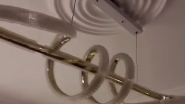 مشهد مرعب.. مواطن يوثق لحظة وقوع الزلزال داخل منزله