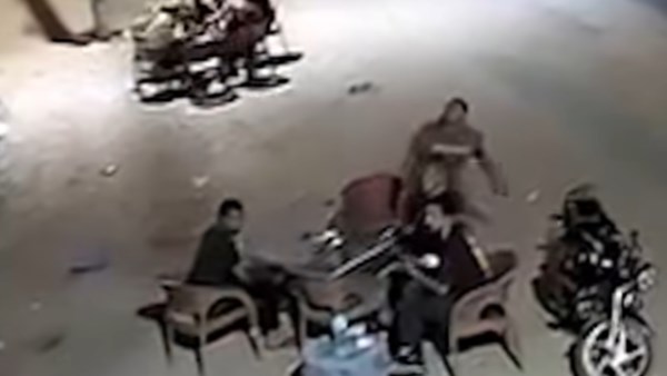 كاميرا مراقبة ترصد لحظة فرار شباب من مقاعدهم بعد الزلزال.. ثوان من الرعب في الشارع