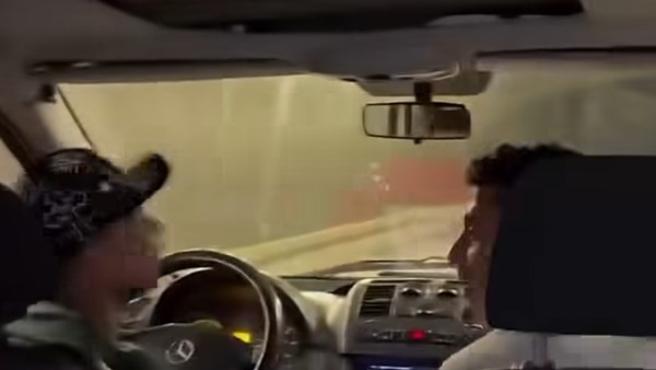 مشهد صادم أثار الجدل.. شباب يتجولون بسيارة إسعاف بطريقة متهورة