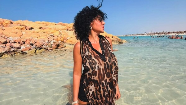 بكاش مايوه .. رانيا يوسف تخطف الأنظار من داخل البحر