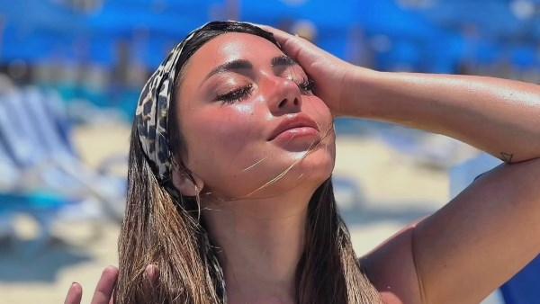 بإطلالة جريئة .. سارة سلامة تخطف الأنظار من عطلتها الصيفية