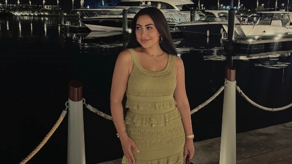 بفستان لافت.. بوسي تشارك جمهورها صورا من عطلتها الصيفية