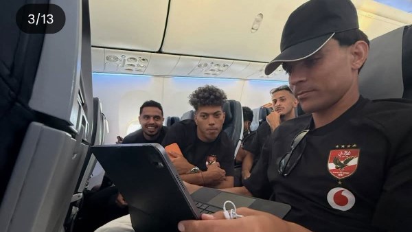ياسين مرعي يفاجئ جماهير الأهلي بصورة جديدة من داخل الطائرة