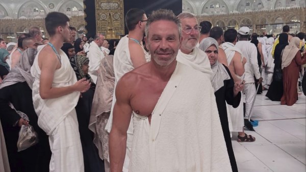 حازم إمام يوثق زيارته للمسجد الحرام برسالة مؤثرة