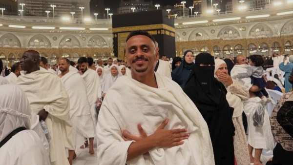 صورة أمام الكعبة..كزبرة يؤدي مناسب العمرة