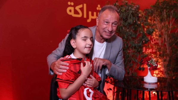 لفتة إنسانية من الخطيب.. رئيس الأهلي يستقبل الطفلة مودة محمد ويهديها قميص الفريق
