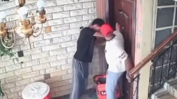 انتحل صفة عامل دليفري.. شخصان يحاولان اقتحام شقة والتهجم على سيدة