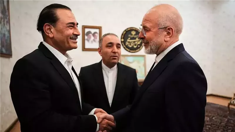 قائد الجيش الباكستاني يغادر طهران وسط ضبابية موقف إيران من استئناف المفاوضات مع أمريكا