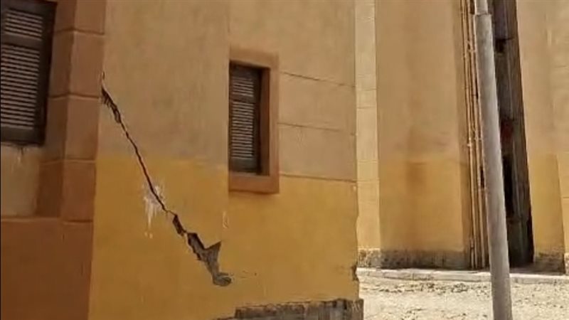 قبل تسلمها، ظهور شروخ وتصدعات في عمارات الإسكان الاجتماعي بنقادة ورعب بين الحاجزين (صور)