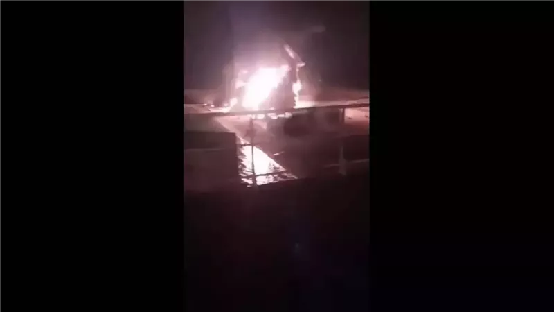 الجيش اليمني: الحوثيون استهدفوا ميناء المخا بصواريخ بالستية (فيديو)