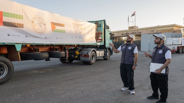 بإجمالي 1056 طنا من المساعدات.. الإمارات تدخل 5 قوافل إغاثية لقطاع غزة