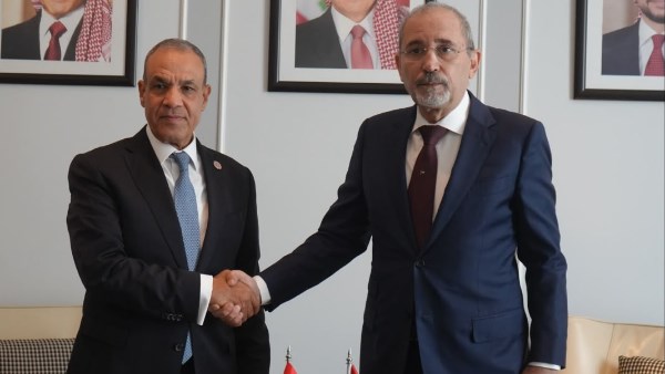 وزيرا خارجية مصر والأردن يطالبان بوقف أي إجراءات تقوض فرص تحقيق السلام