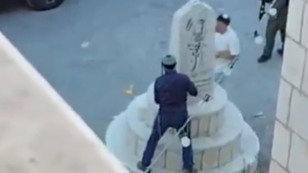 عضو في الكنيست الإسرائيلي يحطم نصبا تذكاريا في الضفة الغربية بحماية الجيش والشرطة