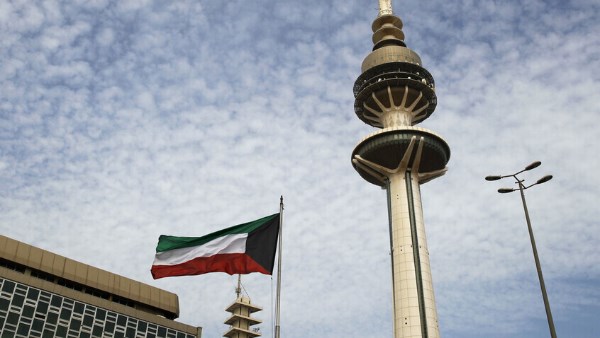 الكويت تصدر قرارا بشأن ضوابط تعيين ضباط صف من غير مواطنيها في قوة الإطفاء العام