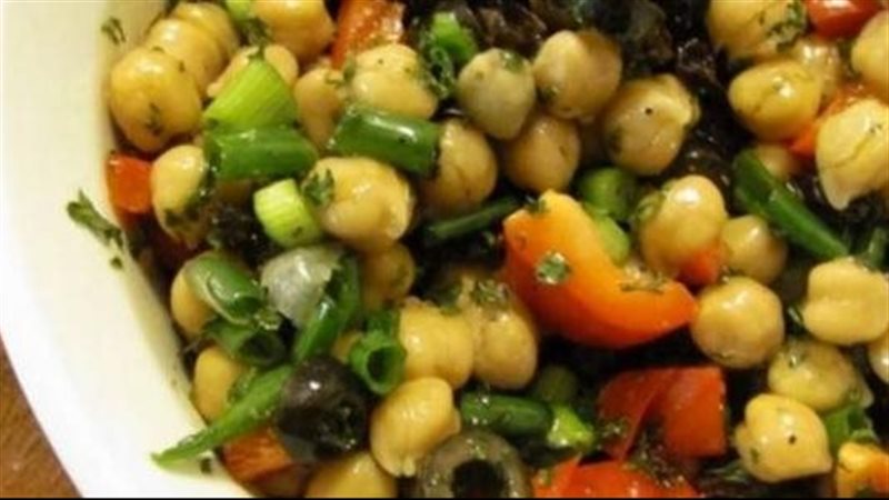 طريقة عمل سلطة الحمص، مغذية وسهلة التحضير