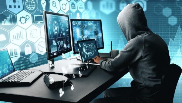 أخصائية نفسية تحذر من فخ المقارنة على السوشيال ميديا: قارن نفسك بنفسك| فيديو