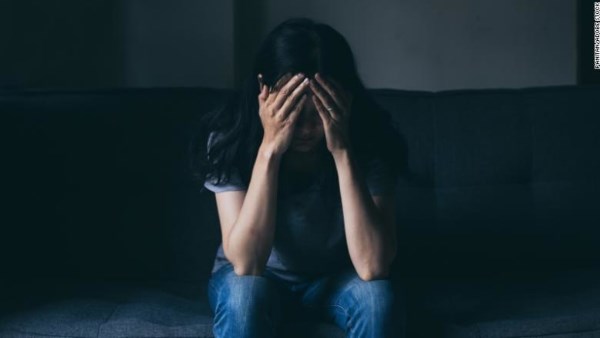 عايش فى الشارع وبياكل من الزبالة.. مشرد يثير الرعب ويهدد سيدة بالقـ.تل خـ.نقا في الغربية