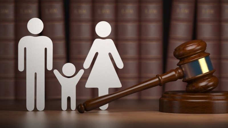 متى تصل عقوبة عدم تنفيذ حكم الرؤية إلى حبس الأم؟ قانوني يجيب
