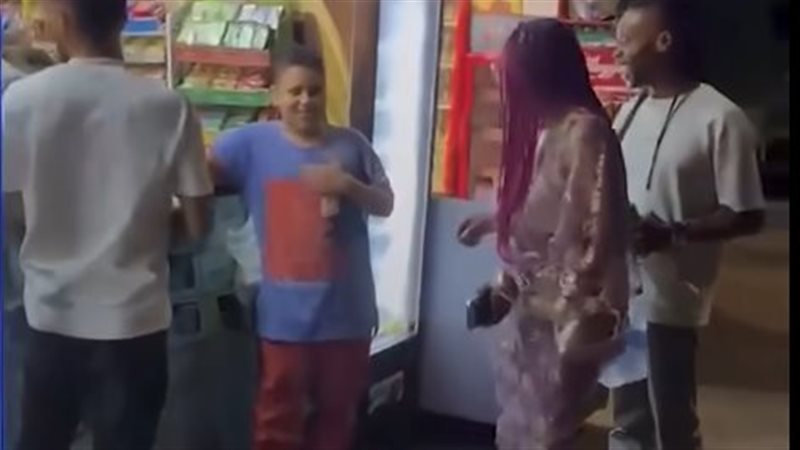 قابلت عبقريا في مصر، انبهار مؤثر أمريكي من طفل مصري يتحدث 15 لغة (فيديو)