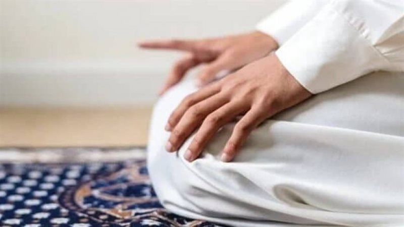 اختلف فيها العلماء، الإفتاء تكشف كيفية تحريك الأصبع في التشهد