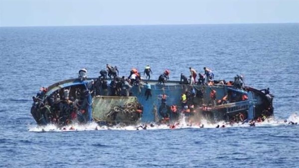 العثور على جثماني مصريين ضمن ضحايا حادث غرق مركب للهجرة في طبرق الليبية