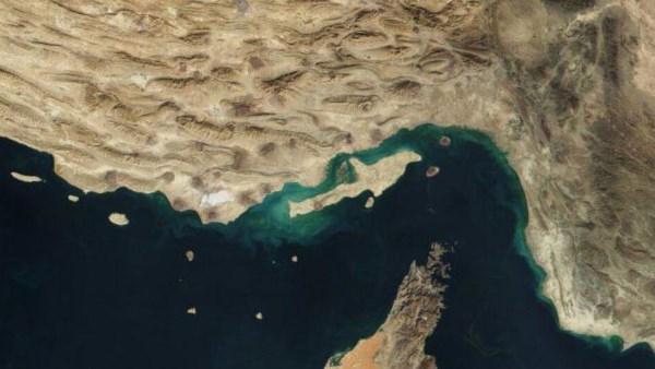 انفجاران قرب ناقلة في مضيق هرمز يثيران المخاوف.. والسلطات البحرية تتابع الموقف