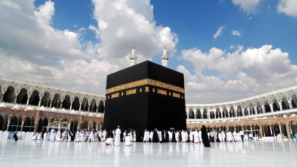 الإعاشة الجبرية تشعل أسعار العمرة.. 5 آلاف جنيه زيادة متوقعة على البرامج الاقتصادية