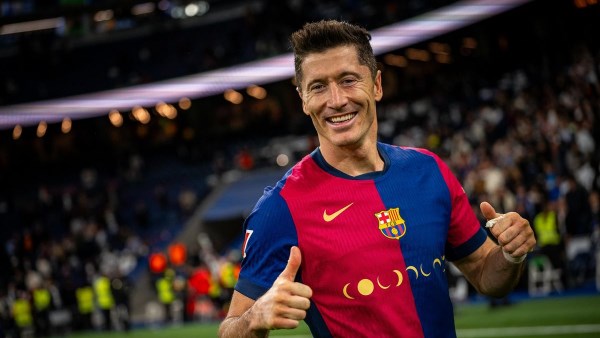 برشلونة يُخلد اسم ليفاندوفسكي في قائمة أساطيره رسمياً