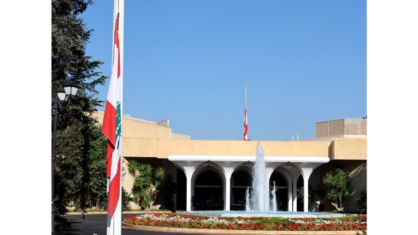 تنكيس العلم اللبناني في قصر بعبدا حداداً على ضحايا انفجار المرفأ