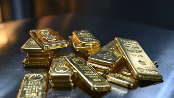 الذهب يرتفع بدعم ضعف الدولار وتراجع أسعار النفط وترقب بيانات الوظائف الأمريكية