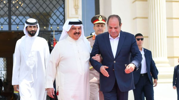 الرئيس السيسي يودع ملك البحرين في ختام زيارته لمصر